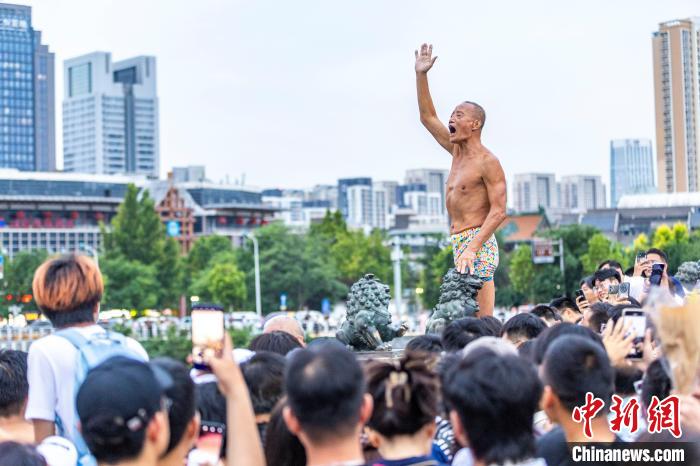 述评：为何天津“跳水大爷”能入选年度慈孝人物？  第2张