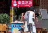 转卖蜜雪冰城柠檬水小伙分享经验，蜜雪门店：鼓励，但要注意食品安全